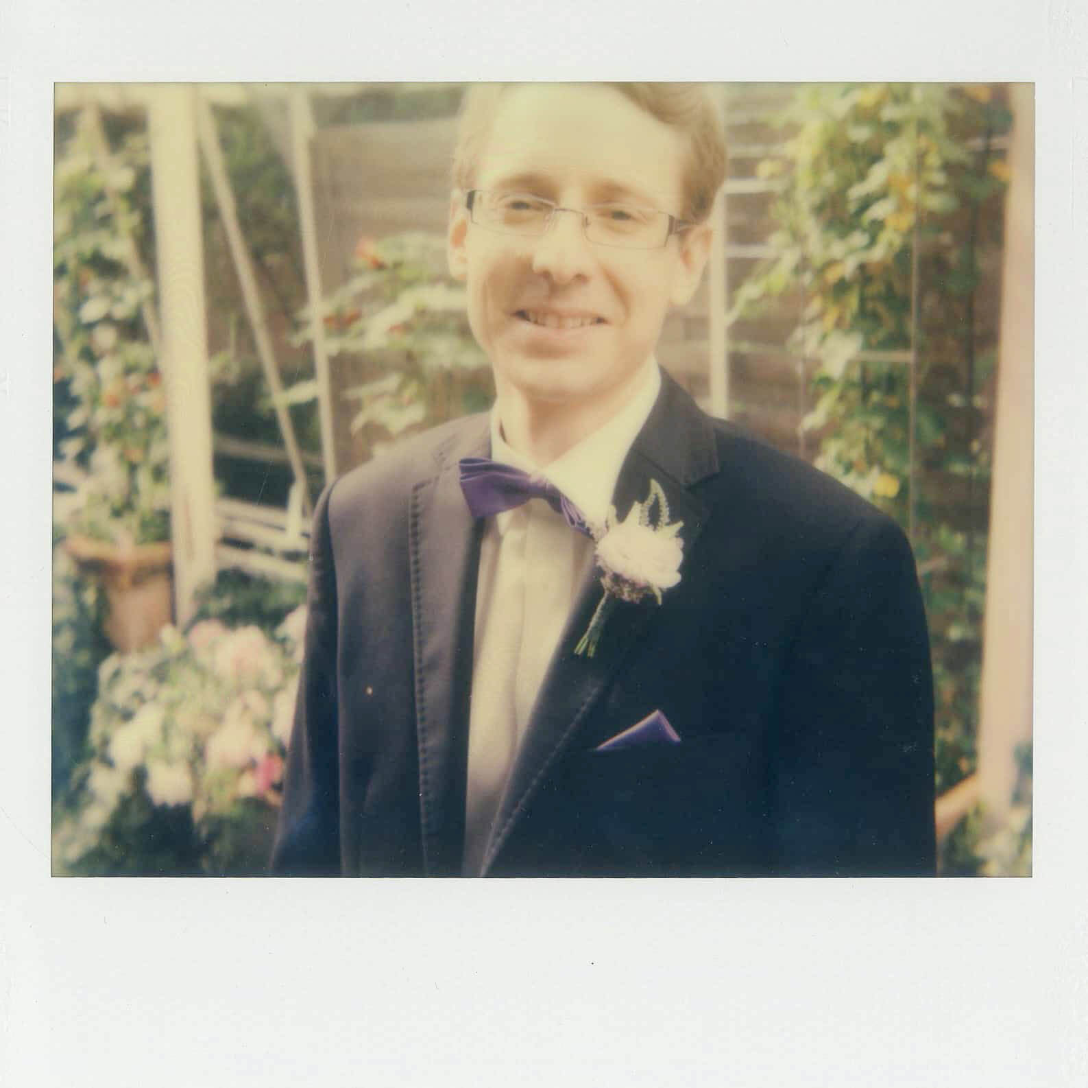 Stara Oranżeria portret pana młodego polaroidem.