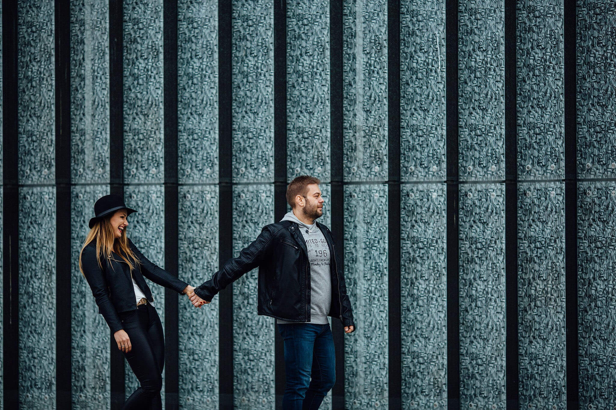 Fabryczne Atelier. Sesja zaręczynowa w marcu w Warszawie.