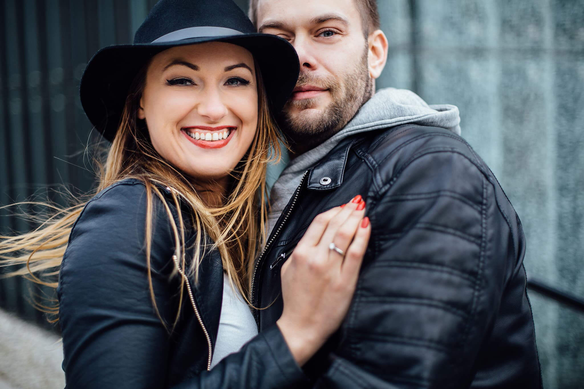 Fabryczne Atelier. Sesja zaręczynowa w marcu w Warszawie.