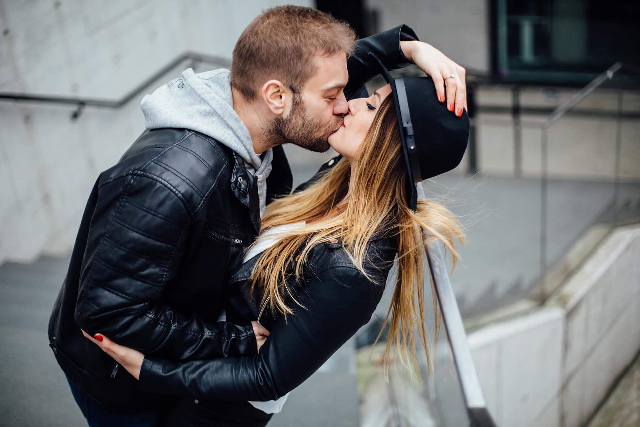 Fabryczne Atelier. Sesja zaręczynowa w marcu w Warszawie.