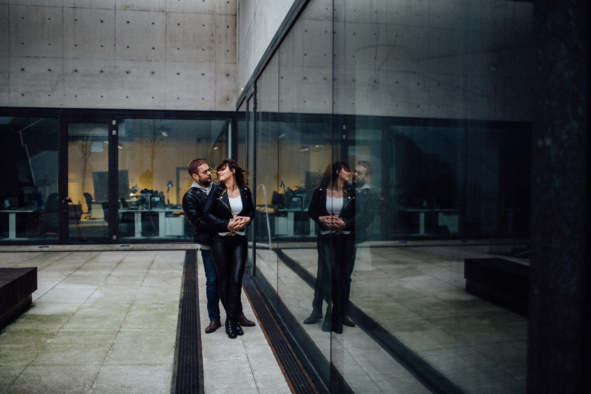 Fabryczne Atelier. Sesja zaręczynowa w marcu w Warszawie.