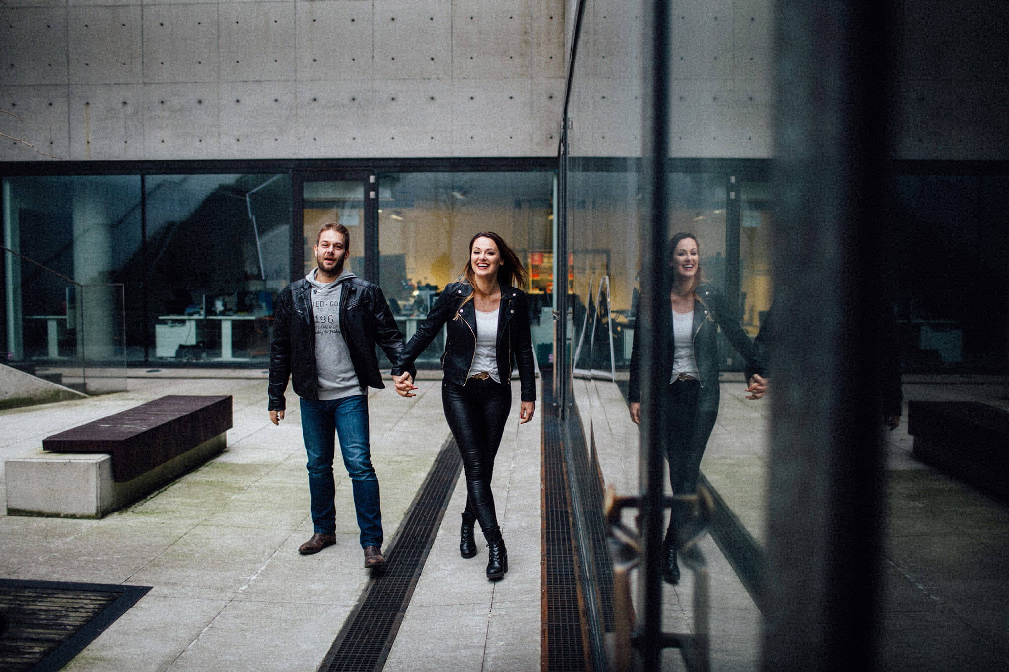 Fabryczne Atelier. Sesja zaręczynowa w marcu w Warszawie.