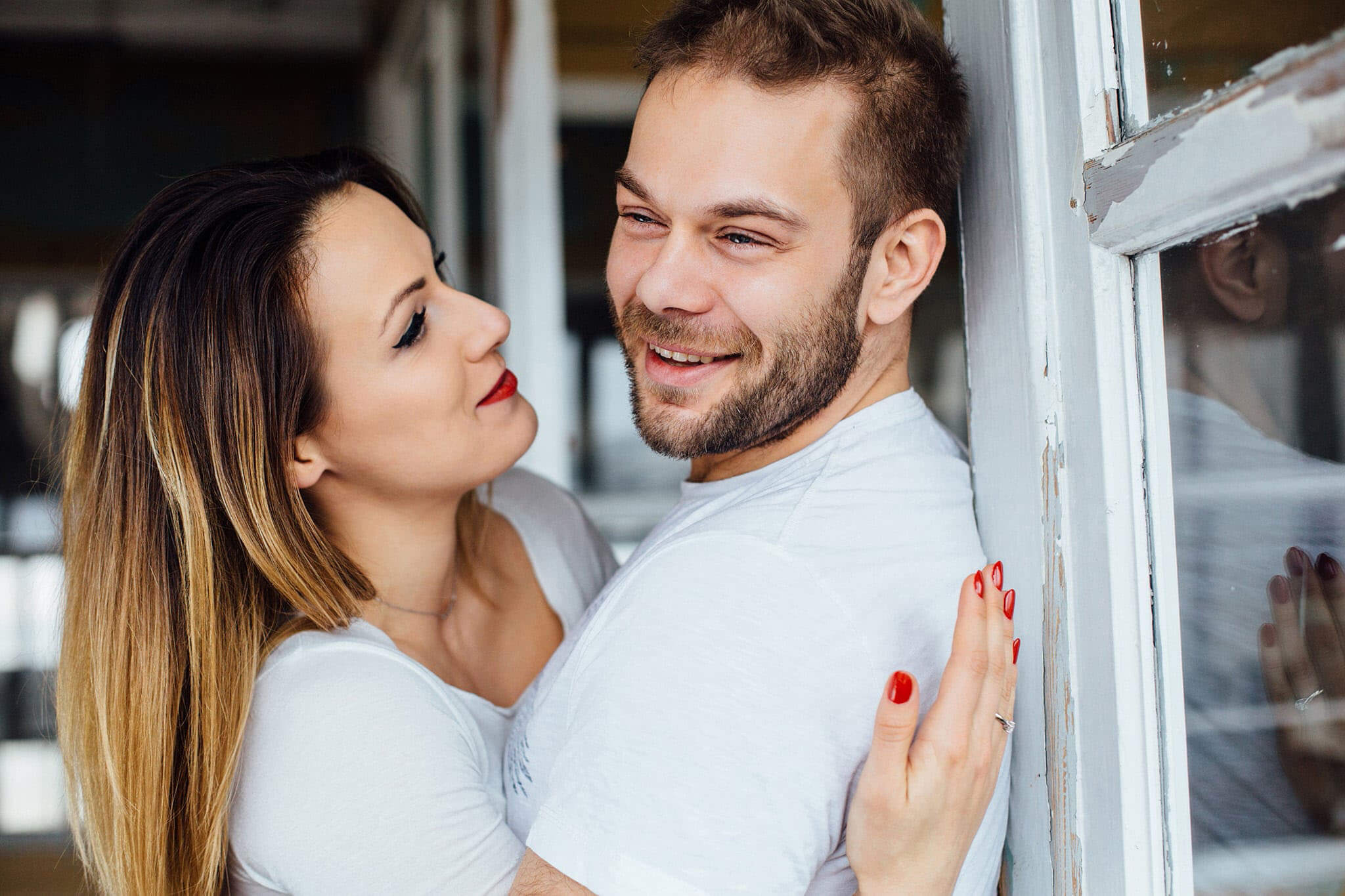 Fabryczne Atelier. Sesja zaręczynowa w marcu w Warszawie.